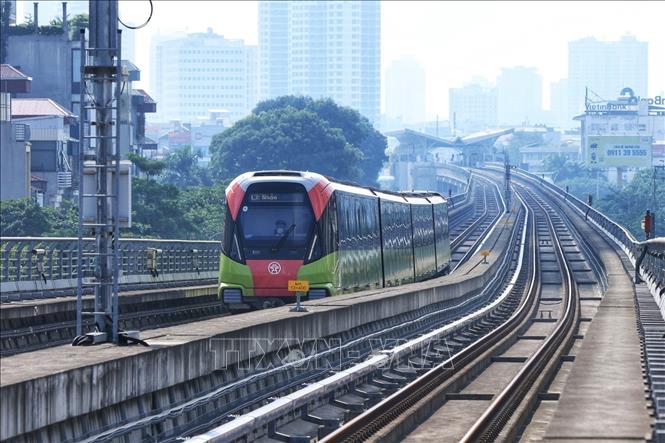 Tàu vào ga Cầu Diễn. Ảnh: Tuấn Anh - TTXVN