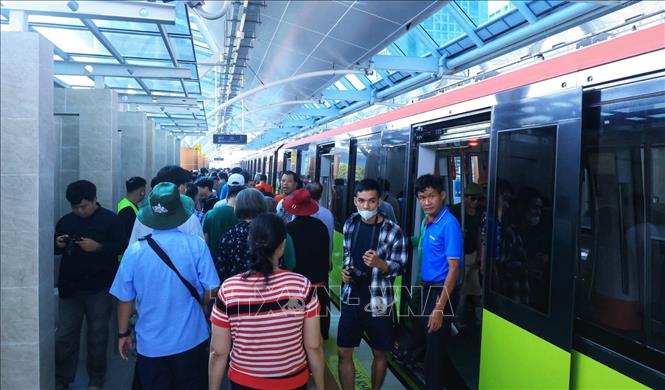 Hành khách xuống tàu tại ga Nhổn. Ảnh: Tuấn Anh - TTXVN