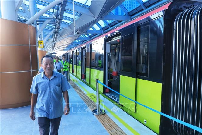 Hành khách chuẩn bị lên tàu. Ảnh: Tuấn Anh - TTXVN