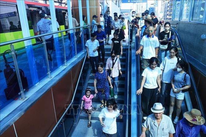Sáng 8/8, đông đảo người dân đến trải nghiệm đi tàu trên cao Nhổn - Ga Hà Nội. Ảnh: Tuấn Anh - TTXVN