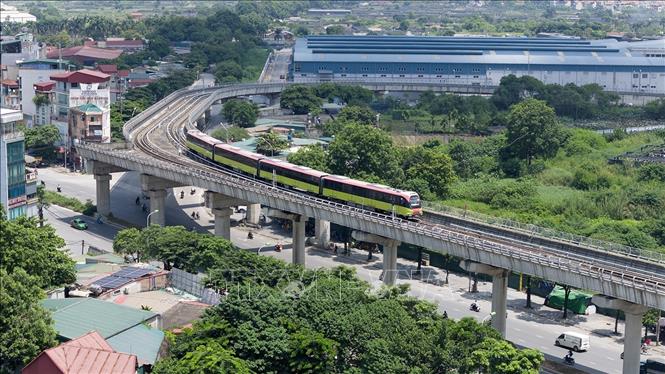Tàu điện đoạn trên cao từ Nhổn đến Cầu Giấy đã được vận hành đưa vào sử dụng. Ảnh: Tuấn Anh - TTXVN