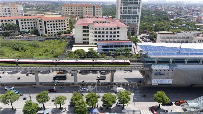 Tàu vào ga S1 (Nhổn). Ảnh: Tuấn Anh - TTXVN