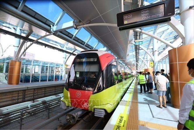 The train arrives at S8 station in Cau Giay district. VNA Photo