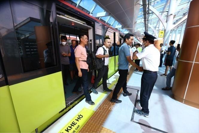 Passengers experience the route in the first day of commercial operation. VNA Photo