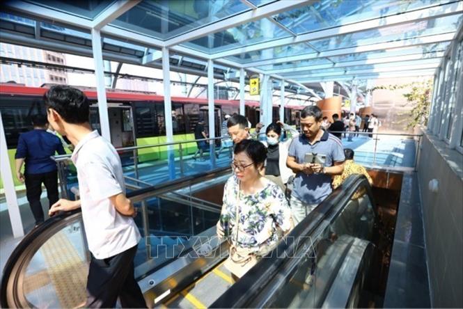 Thousands of passengers experience the route in the first day of commercial operation. VNA Photo