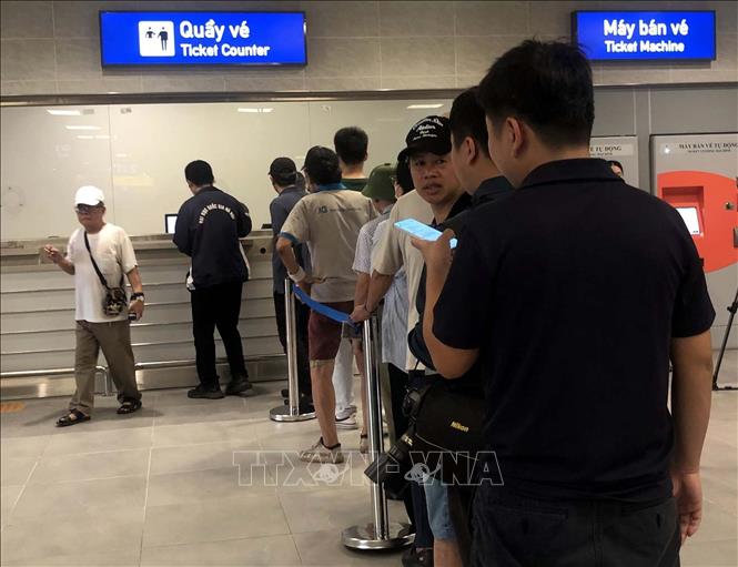 Nhiều người đến ga từ sớm, xếp hàng lấy thẻ lên tàu để được trải nghiệm đi thử chuyến tàu ngày khai trương. Ảnh: Nguyễn Văn Cảnh - TTXVN