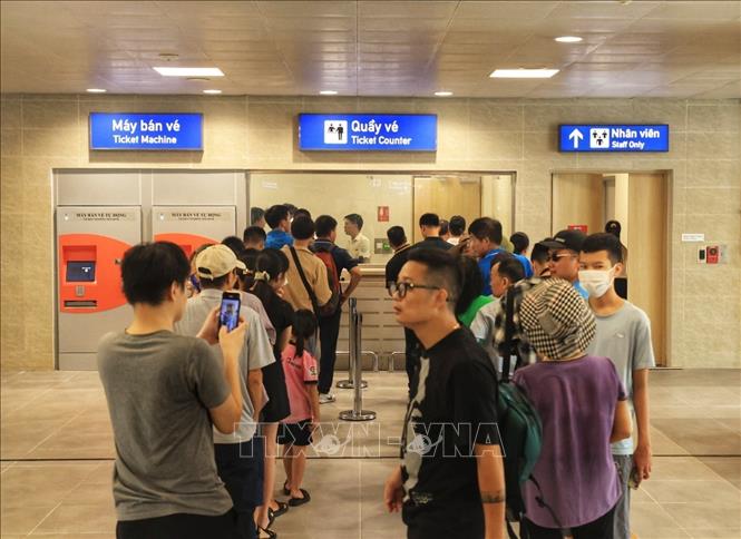 Người dân đến ga từ sớm, xếp hàng lấy thẻ lên tàu để được trải nghiệm trong ngày khai trương tuyến đường sắt đô thị Nhổn - Ga Hà Nội đoạn trên cao. Ảnh: Tuấn Anh - TTXVN
