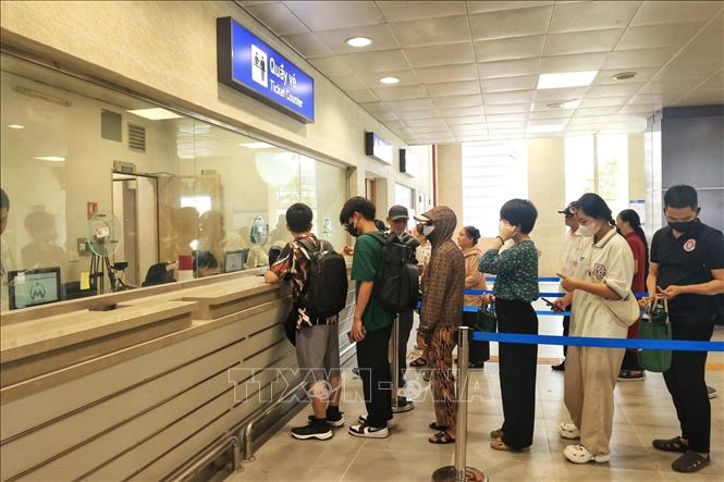 Người dân đến ga từ sớm, xếp hàng lấy thẻ lên tàu để được trải nghiệm trong ngày khai trương tuyến đường sắt đô thị Nhổn - Ga Hà Nội đoạn trên cao. Ảnh: Tuấn Anh - TTXVN