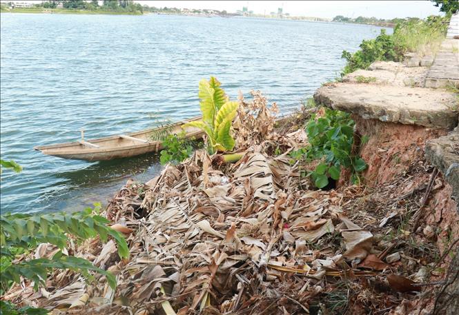 Bờ sông Thạch Hãn đoạn qua phường Đông Lương, thành phố Đông Hà (Quảng Trị) bị sạt lở gây hư hỏng bờ kè. Ảnh: Nguyên Lý - TTXVN