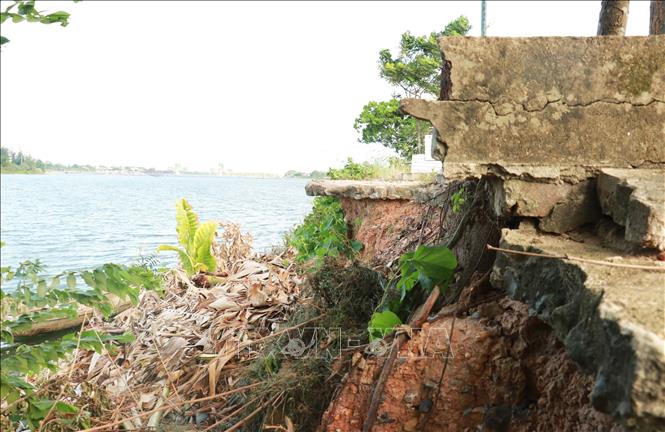 Bờ sông Thạch Hãn đoạn qua phường Đông Lương, thành phố Đông Hà (Quảng Trị) bị sạt lở gây hư hỏng bờ kè. Ảnh: Nguyên Lý - TTXVN
