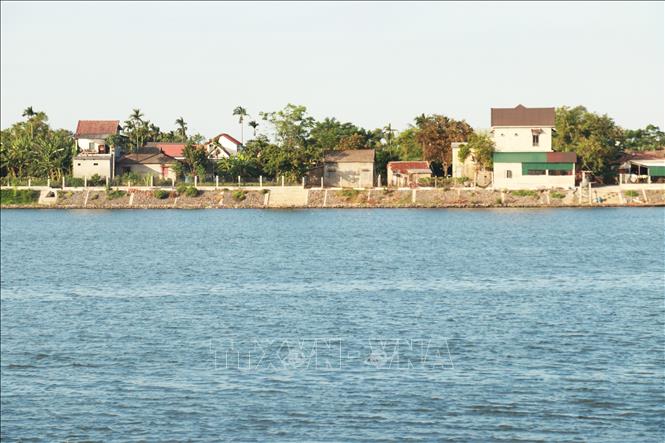 Bờ sông Thạch Hãn đoạn qua xã Triệu Độ (Triệu Phong, Quảng Trị) được xây dựng kè để chống sạt lở, bảo vệ khu dân cư. Ảnh: Nguyên Lý - TTXVN