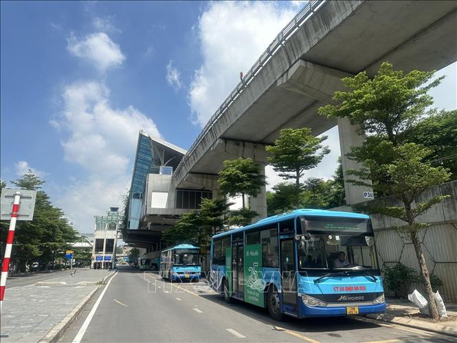 Dọc trục tuyến metro có 36 tuyến xe buýt hoạt động. Trong đó, 2 điểm trung chuyển Cầu Giấy và Nhổn có 32 điểm dừng xe buýt. Hiện 8 ga kết nối với điểm dừng xe buýt gần nhất với khoảng cách từ 0 - 50m. Ảnh: Tuấn Anh - TTXVN