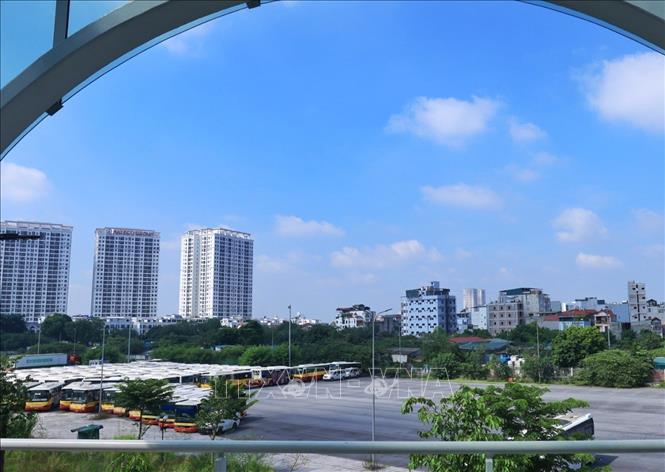 Bến xe buýt gần ga S1 (Nhổn). Hai điểm trung chuyển Cầu Giấy và Nhổn có 32 điểm dừng xe buýt; 8 ga kết nối với điểm dừng xe buýt gần nhất với khoảng cách từ 0 - 50m. Ảnh: Tuấn Anh - TTXVN