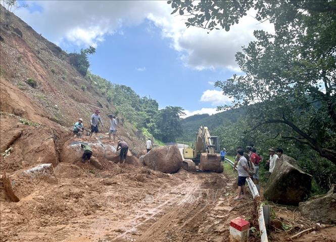 Sạt lở đèo Tà Pứa gây ách tắc giao thông. Ảnh: TTXVN phát