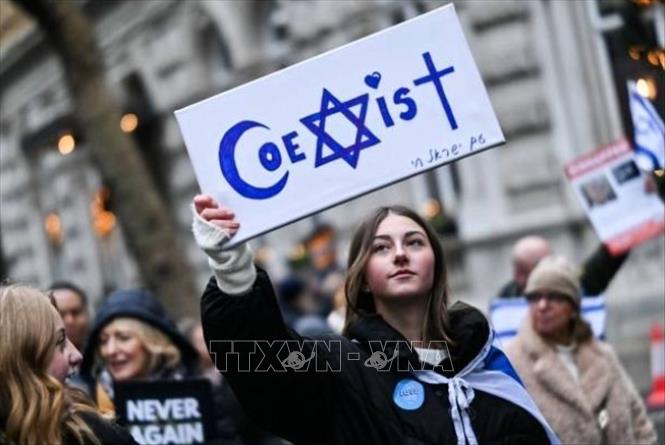 (Tư liệu) Biểu tình chống phân biệt chủng tộc tại London, Anh. Ảnh: Getty Images/TTXVN