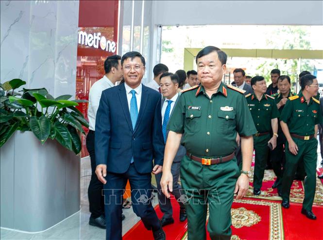 Thượng tướng Hoàng Xuân Chiến, Thứ trưởng Bộ Quốc phòng Việt Nam dẫn đầu đoàn công tác làm việc với Công ty Viettel Cambodia (Metfone) ở thủ đô Phnom Penh. Ảnh: TTXVN phát
