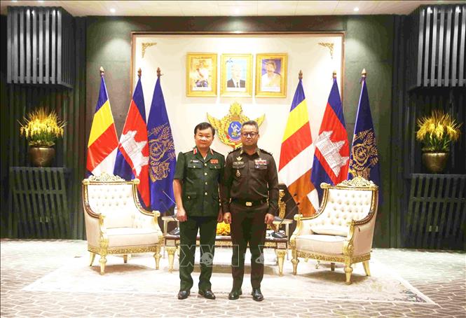 Phó Thủ tướng, Bộ trưởng Quốc phòng Campuchia, Đại tướng Tea Seiha (bên phải) và Thượng tướng Hoàng Xuân Chiến, Thứ trưởng Bộ Quốc phòng Việt Nam trong cuộc gặp ở Phnom Penh. Ảnh: Huỳnh Thảo - PV TTXVN tại Campuchia