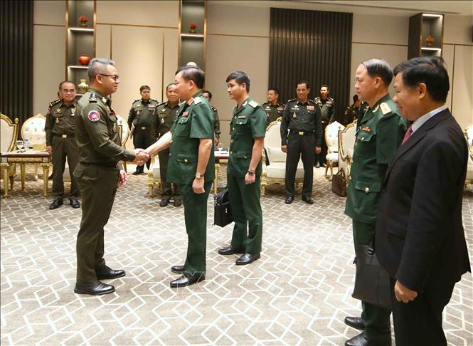 Phó Thủ tướng, Bộ trưởng Bộ Quốc phòng Campuchia, Đại tướng Tea Seiha (bên trái) tiếp Thượng tướng Hoàng Xuân Chiến, Thứ trưởng Bộ Quốc phòng Việt Nam. Ảnh: Huỳnh Thảo - PV TTXVN tại Campuchia 