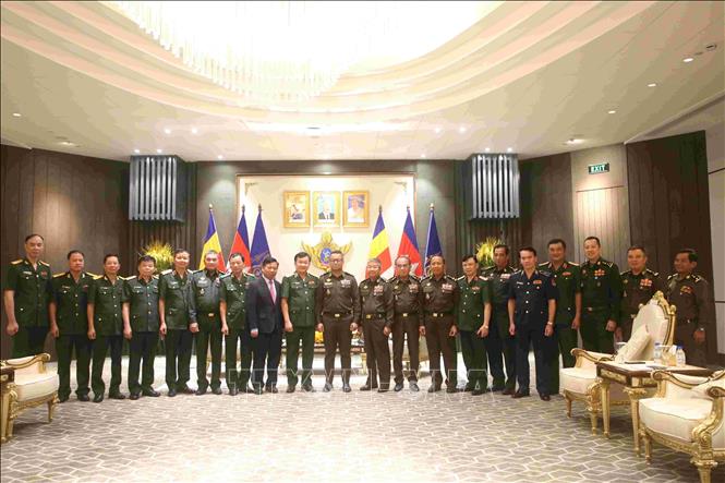 Đoàn công tác Bộ Quốc phòng Việt Nam do Thứ trưởng, Thượng tướng Hoàng Xuân Chiến dẫn đầu đến chào xã giao Đại tướng Tea Seiha, Phó Thủ tướng, Bộ trưởng Quốc phòng Campuchia. Ảnh: Huỳnh Thảo - PV TTXVN tại Campuchia