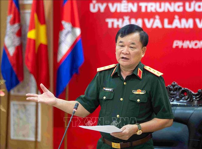 Thượng tướng Hoàng Xuân Chiến, Thứ trưởng Bộ Quốc phòng Việt Nam phát biểu tại buổi làm việc với Công ty Viettel Cambodia (Metfone), thủ đô Phnom Penh. Ảnh: TTXVN phát