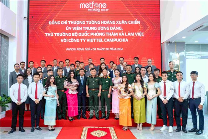 Thượng tướng Hoàng Xuân Chiến, Thứ trưởng Bộ Quốc phòng Việt Nam chụp ảnh cùng lãnh đạo, nhân viên Công ty Viettel Cambodia (Metfone). Ảnh: TTXVN phát