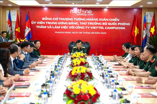 Thượng tướng Hoàng Xuân Chiến, Thứ trưởng Bộ Quốc phòng Việt Nam làm việc với Công ty Viettel Cambodia (Metfone) tại thủ đô Phnom Penh. Ảnh: TTXVN phát