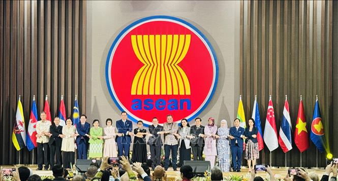 ASEAN Secretary General Kim Kao Hourn and Ambassadors of the permanent delegations of ASEAN states pose for a group photo at the ceremony. VNA Photo: Đỗ Quyên