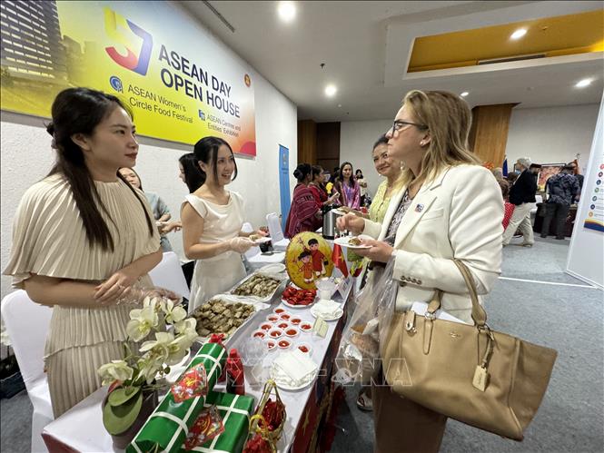 Vietnamese stall at the ASEAN cuisine festival, part of the celebration of the 57th ASEAN Day. VNA Photo: Đỗ Quyên