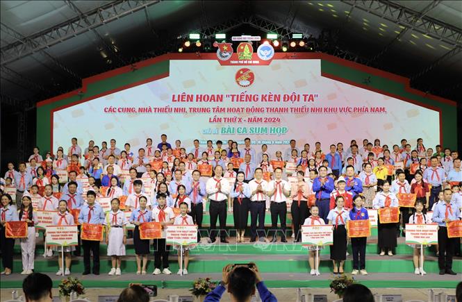 Đại diện lãnh đạo Thành phố Hồ Chí Minh trao cờ lưu niệm cho các đoàn tham gia Liên hoan. Ảnh: Hồng Giang - TTXVN