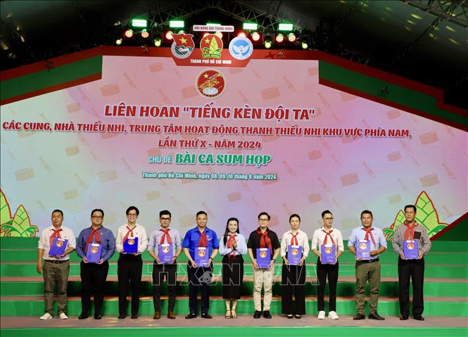 Ra mắt Hội đồng Ban Giám khảo Liên hoan tại chương trình khai mạc. Ảnh: Hồng Giang - TTXVN