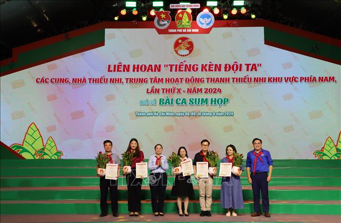 Đại diện Ban tổ chức trao thư cảm ơn cho các đơn vị đồng hành cùng Liên hoan. Ảnh: Hồng Giang - TTXVN