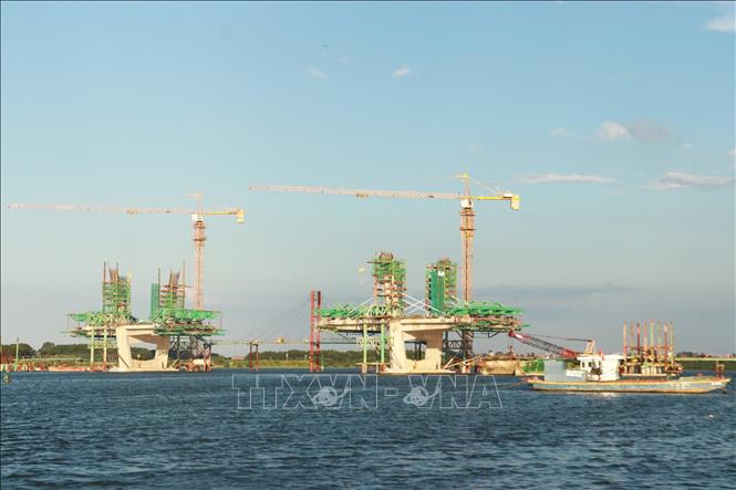 Các đơn vị thi công cầu Thạch Hãn 1 bắc qua sông Thạch Hãn kết nối thành phố Đông Hà và huyện Triệu Phong, tỉnh Quảng Trị. Ảnh: Nguyên Lý-TTXVN