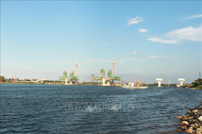 Dự án cầu Thạch Hãn 1 bắc qua sông Thạch Hãn kết nối thành phố Đông Hà và huyện Triệu Phong, tỉnh Quảng Trị. Ảnh: Nguyên Lý-TTXVN