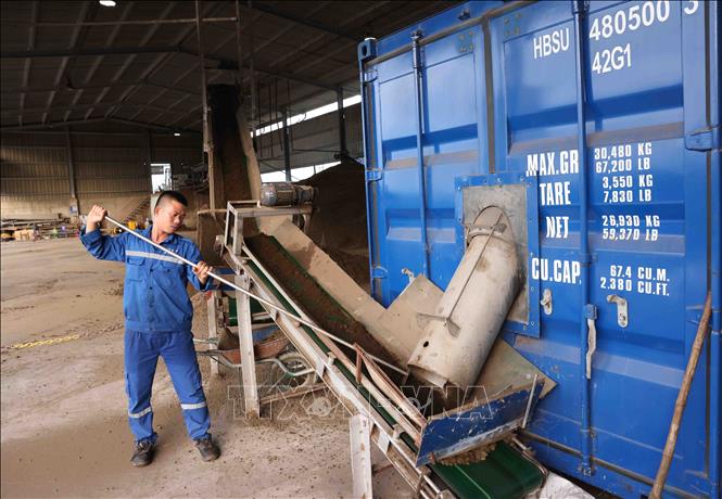 Hiện nay, mỗi ngày, nhà máy của xử lý khoảng 1.000 tấn chất thải ban đầu, cho ra khoảng 260 tấn sản phẩm phân bón đảm bảo 3 tiêu chí “phân bón hữu cơ, sinh học và vi sinh”. Ảnh: Vũ Sinh - TTXVN