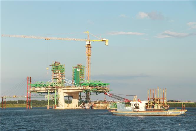  Các phương tiện thi công cầu Thạch Hãn 1 bắc qua sông Thạch Hãn kết nối thành phố Đông Hà và huyện Triệu Phong, tỉnh Quảng Trị. Ảnh: Nguyên Lý-TTXVN
