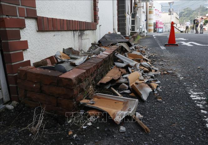 Mái nhà bị hư hại sau trận động đất tại Nichinan, tỉnh Miyazaki, Nhật Bản, ngày 9/8/2024. Ảnh: Kyodo/TTXVN