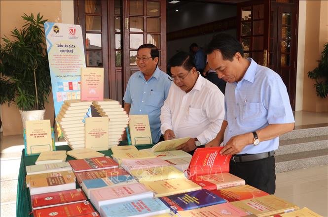 Các đại biểu tham quan Triển lãm sách của GS.TS, cố Tổng Bí thư Nguyễn Phú Trọng bên lề hội nghị. Ảnh: Ngọc Thiện - TTXVN 