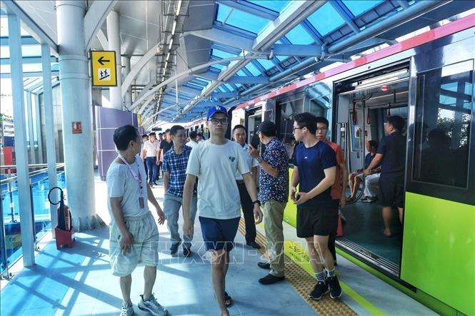 Passengers at the Cau Giay station. VNA Photo