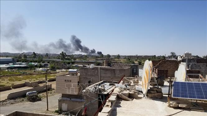 Khói bốc lên sau cuộc không kích nhằm vào vị trí của lực lượng Houthi tại Sanaa, Yemen. Ảnh: THX/TTXVN