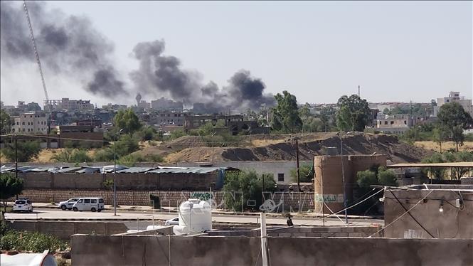 Khói bốc lên sau cuộc không kích nhằm vào vị trí của lực lượng Houthi tại Sanaa, Yemen. Ảnh: THX/TTXVN