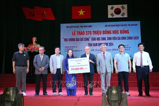 Hiệp hội Doanh nghiệp tỉnh Nam Định trao biển tài trợ học bổng cho Hội Khuyến học tỉnh Nam Định. Ảnh: Nguyễn Lành - TTXVN