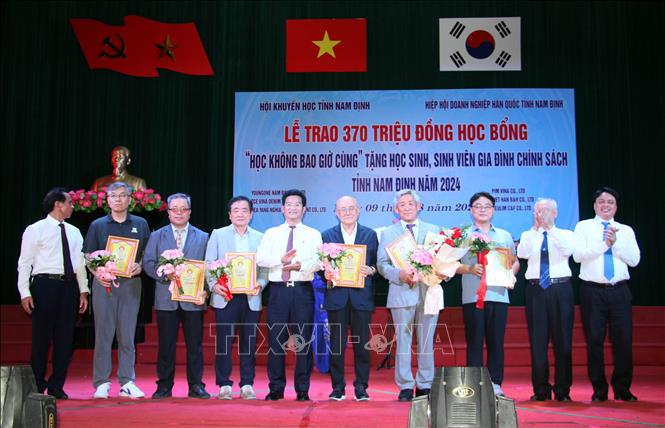 Lãnh đạo tỉnh Nam Định tặng hoa Hiệp hội Doanh nghiệp tỉnh Nam Định. Ảnh: Nguyễn Lành - TTXVN
