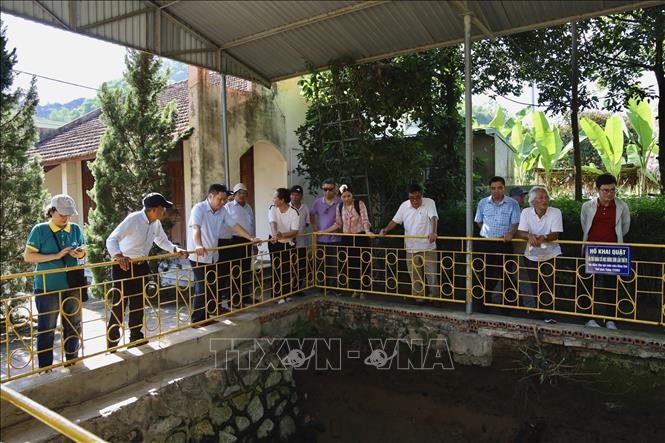 Các đại biểu tham dự hội thảo tham quan hố khai quật di chỉ khảo cổ học Đông Sơn lần thứ VI (làng cổ Đông Sơn, phường Đông Sơn, Thành phố Thanh Hóa). Ảnh: Hoa Mai - TTXVN