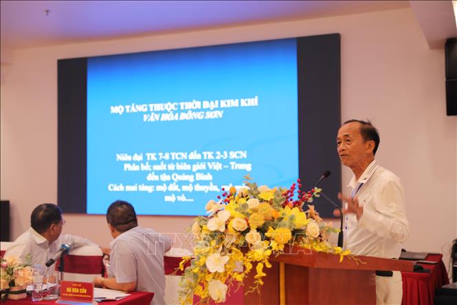 PGS.TS Nguyễn Lân Cường trình bày tham luận 