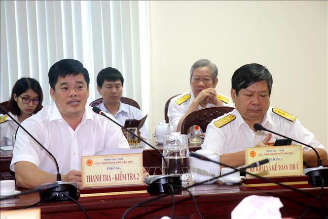 Đại diện Phòng Thanh tra - Kiểm tra 2 giải đáp câu hỏi, thắc mắc của doanh nghiệp. Ảnh: Thu Hiền - TTXVN