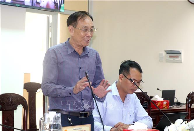 Ông La Quan Lợi, Phó Chủ tịch Hiệp hội Doanh nghiệp thành phố Cần Thơ trao đổi ý kiến trực tiếp với đại diện Cục Thuế thành phố Cần Thơ. Ảnh: Thu Hiền - TTXVN