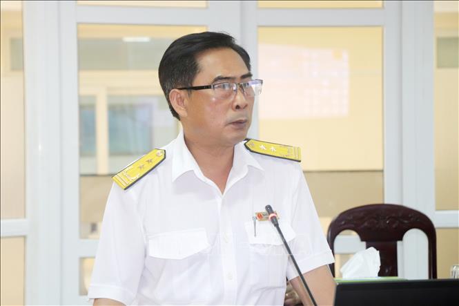 Ông Nguyễn Ngọc Vĩnh, Trưởng phòng Tuyên truyền, Cục Thuế thành phố Cần Thơ thông tin đến doanh nghiệp nghị định mới của Chính phủ. Ảnh: Thu Hiền - TTXVN