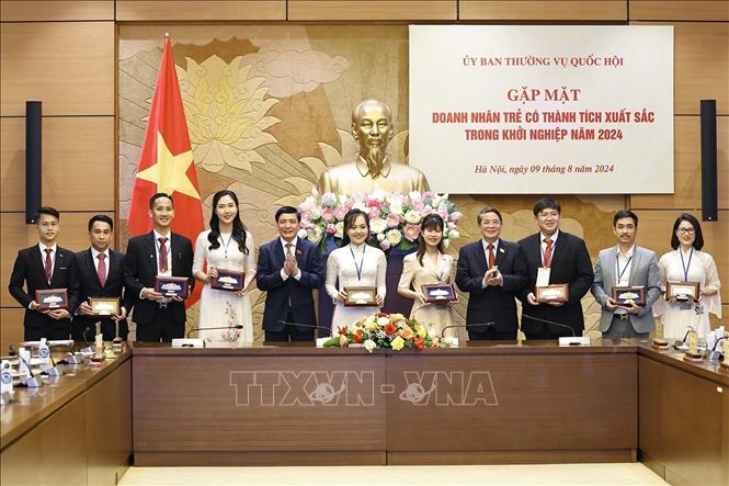 Phó Chủ tịch Quốc hội Nguyễn Đức Hải tặng quà doanh nhân trẻ. Ảnh: Doãn Tấn - TTXVN