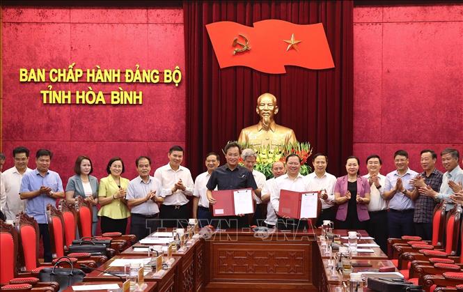 Ban Thường vụ Tỉnh ủy Hưng Yên và Hòa Bình ký Biên bản ghi nhớ giữa hai tỉnh. Ảnh: Thanh Hải - TTXVN  