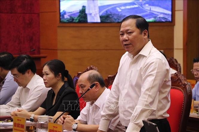 Đồng chí Nguyễn Phi Long, Bí thư Tỉnh ủy Hòa Bình phát biểu tại buổi làm việc. Ảnh: Thanh Hải - TTXVN  
